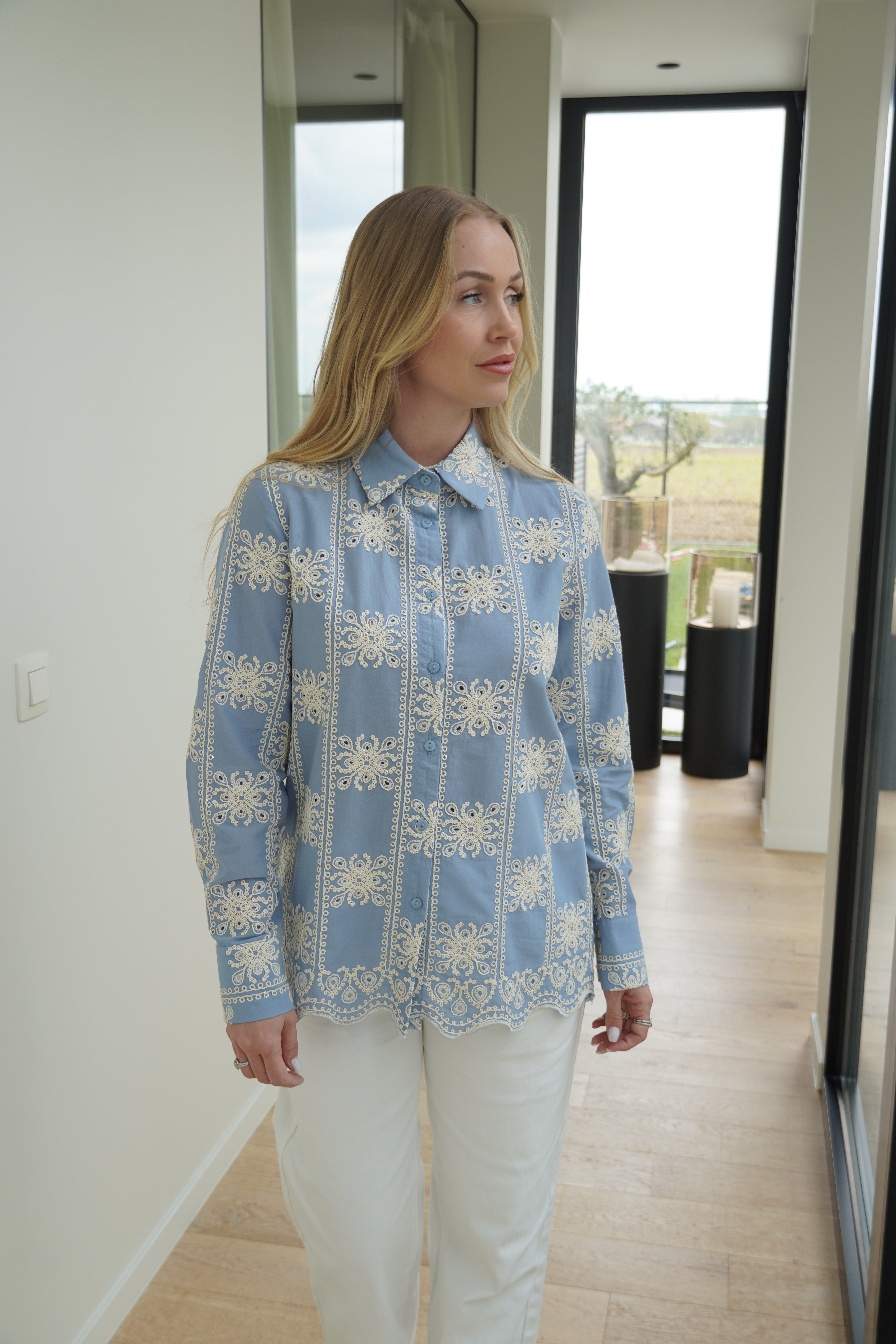 chemise brodée bleu ciel | ref 0012