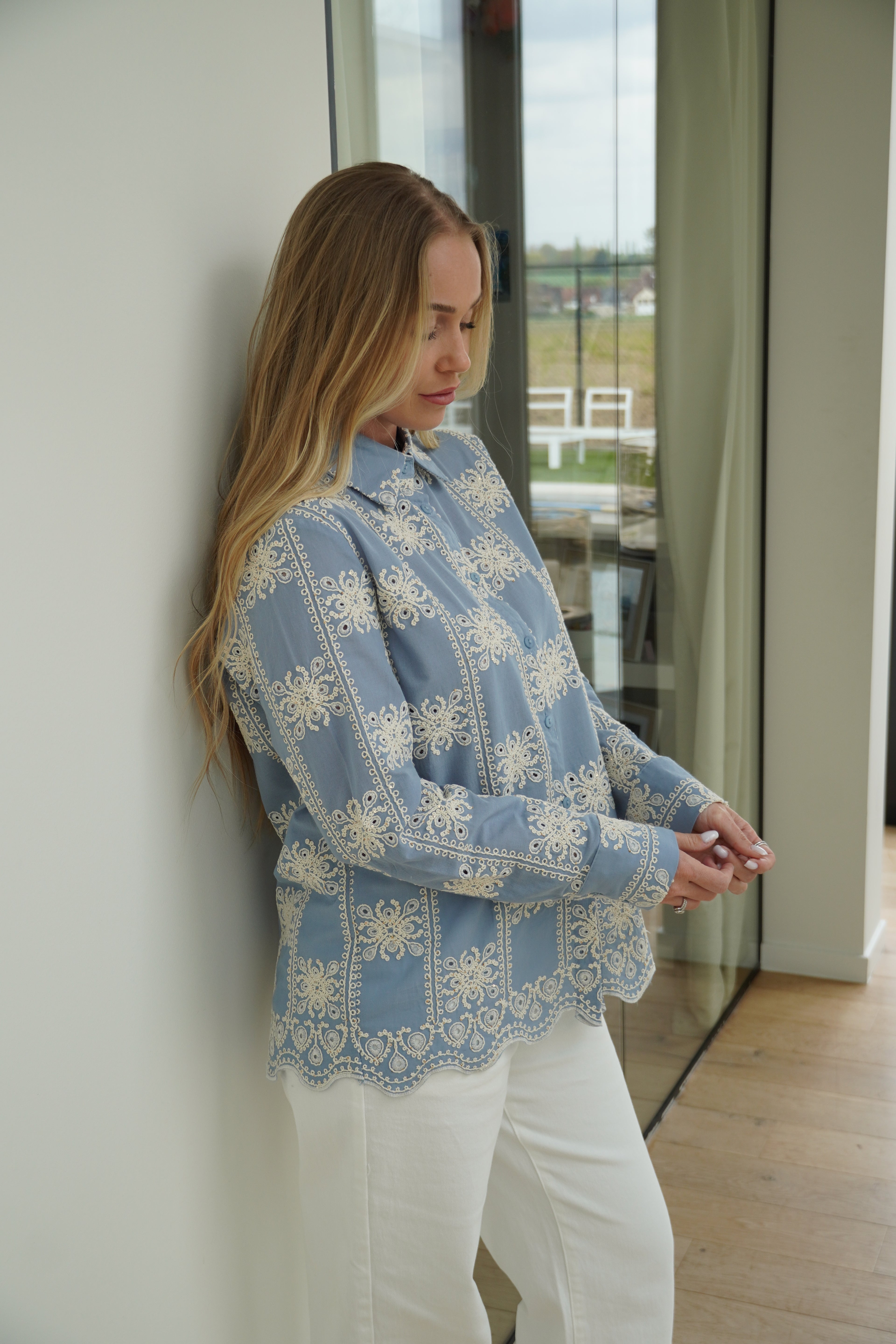 chemise brodée bleu ciel | ref 0012